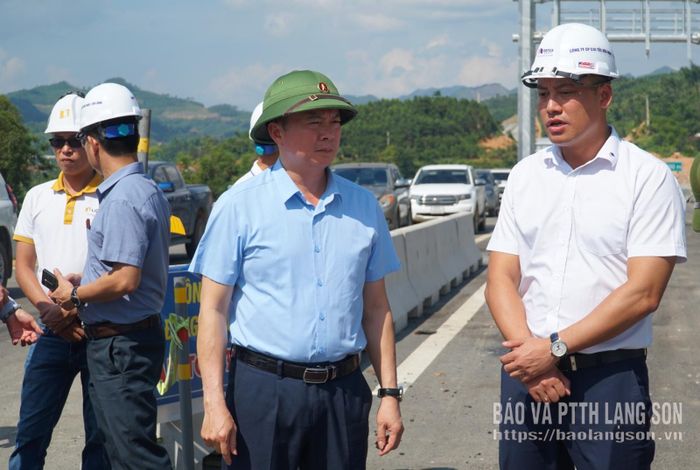 Đồng chí Phó Chủ tịch UBND tỉnh trao đổi với Nhà đầu tư về tình hình thi công dự án tại Km 45 gói thuộc thầu EC03