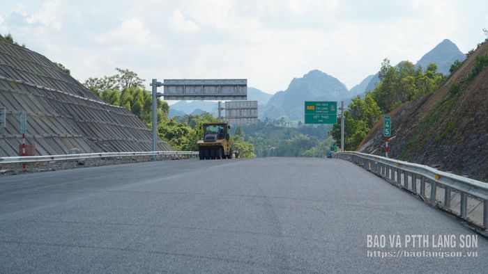 Nhà thầu đang thi công nền đường tại Km 45 gói thầu EC03