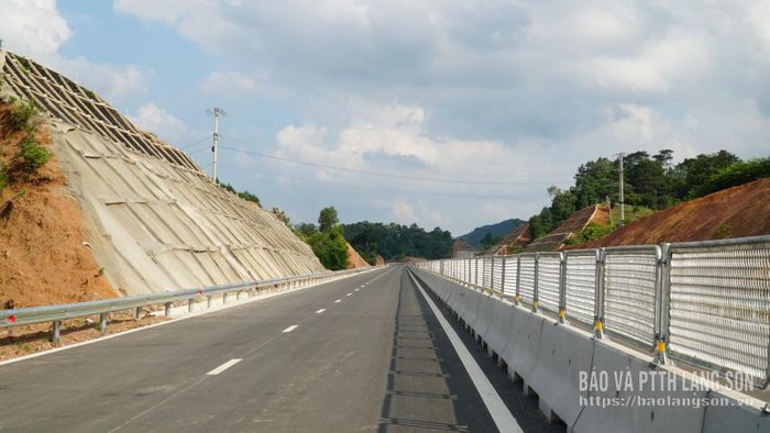Tại các gói thầu EC02, EC03 hiện nay các nhà thầu đã cơ bản hoàn thiện hệ thống an toàn giao thông, lắp đặt hộ lan, sơn kẻ đường...