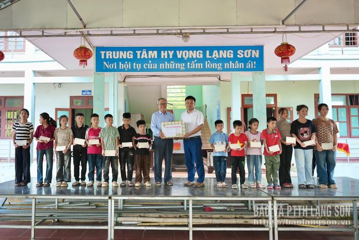 Đại diện cấp ủy, chính quyền xã Hữu Lũng tặng quà cho trẻ em tại trung tâm