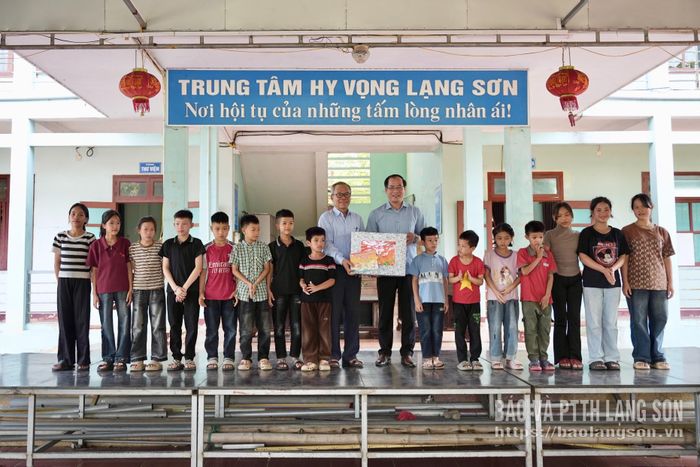 Đồng chí Dương Xuân Huyên, Ủy viên Ban Thường vụ Tỉnh ủy, Phó Chủ tịch Thường trực HĐND tỉnh tặng quà cho trẻ em tại trung tâm
