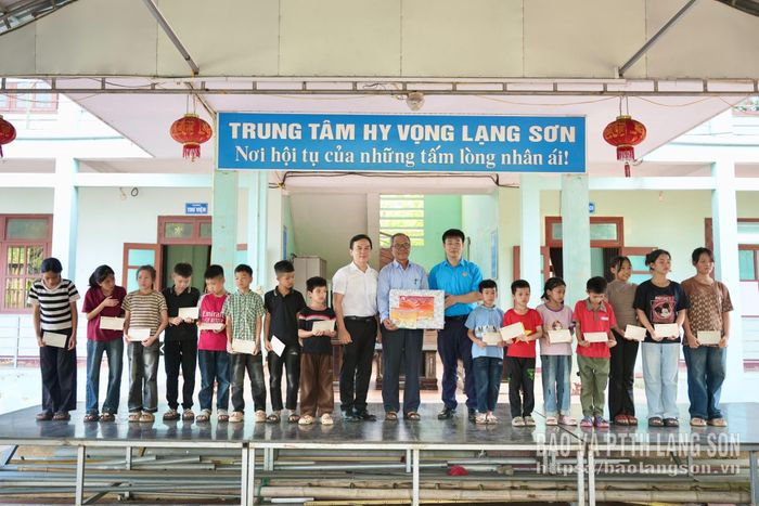 Đại diện lãnh đạo Sở Y tế, Liên đoàn Lao động tỉnh tặng quà cho trẻ em tại trung tâm