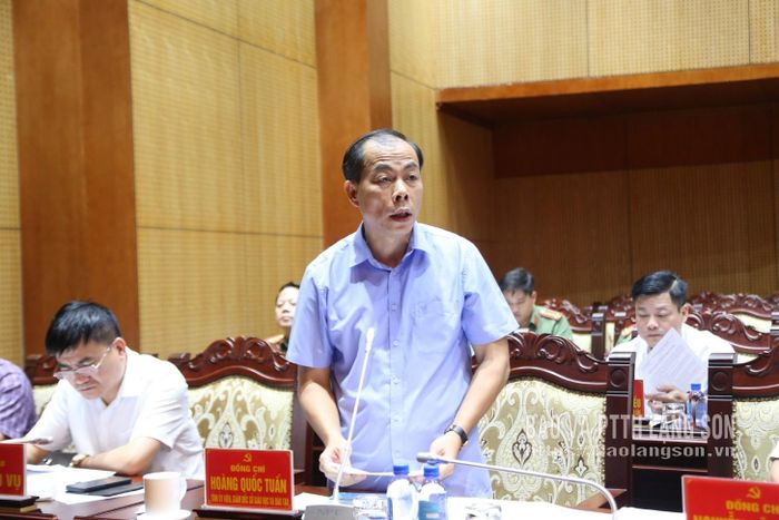 Đồng chí Hoàng Quốc Tuấn, Giám đốc Sở Giáo dục và Đào tạo báo cáo công tác triển khai các dự án và kế hoạch chuẩn bị đội ngũ giáo viên, nhân viên cho các trường tại hội nghị