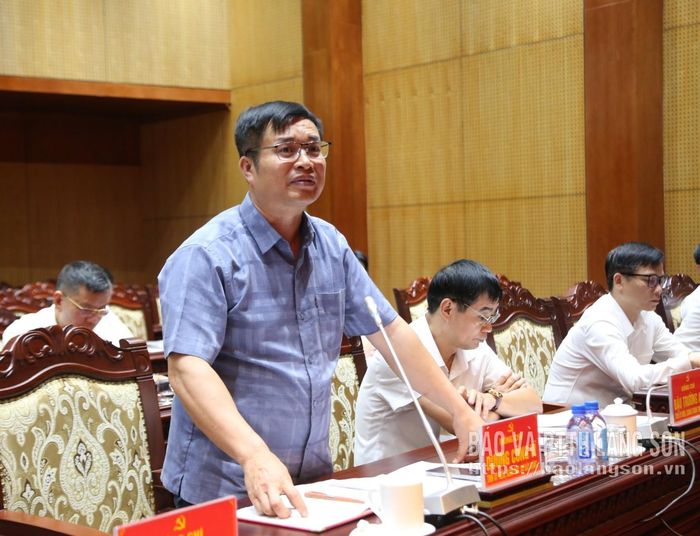 Đồng chí Dương Công Vĩ, Giám đốc Sở Xây dựng phát biểu tại hội nghị
