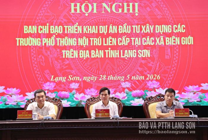 Đồng chí Bí thư Tỉnh ủy, Trưởng Ban Chỉ đạo (Chủ trì hội nghị) và các đồng chí Phó Ban Chỉ đạo dự hội nghị