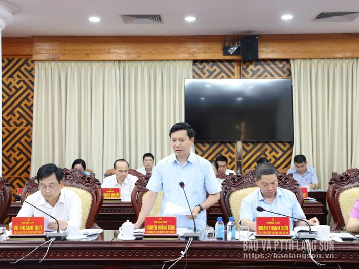 Đồng chí Nguyễn Hoàng Tùng, Ủy viên Ban Thường vụ Tỉnh ủy, Phó Chủ tịch Thường trực Ủy ban MTTQ Việt Nam tỉnh báo cáo một số nội dung với đoàn khảo sát