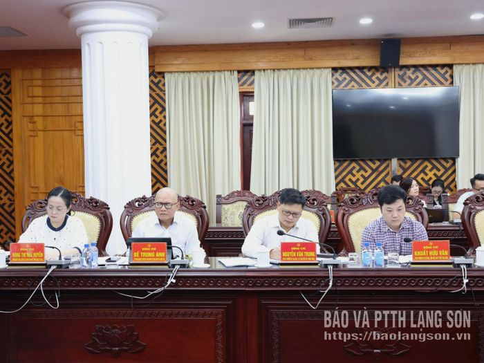 Các thành viên Đoàn khảo sát của Ban Tổ chức Trung ương dự buổi làm việc