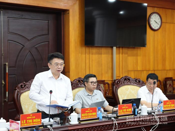 Thành viên đoàn khảo sát giải đáp một số nội dung các đại biểu quan tâm