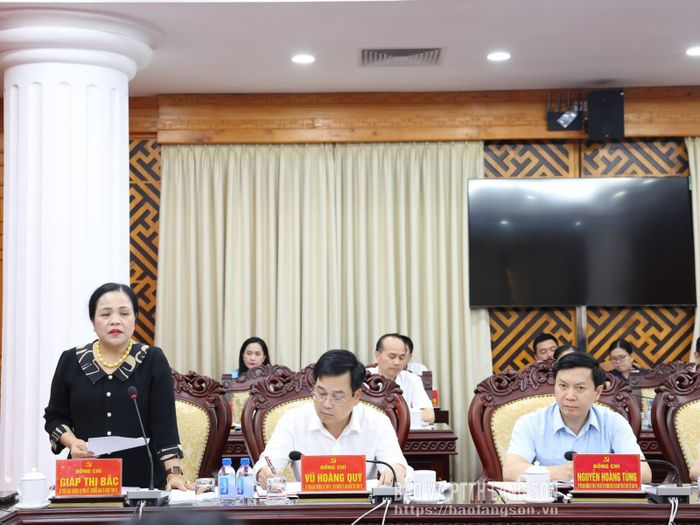 Đồng chí Giáp Thị Bắc, Ủy viên Ban Thường vụ Tỉnh ủy, Trưởng Ban Tổ chức Tỉnh ủy báo cáo một số kết quả với đoàn khảo sát