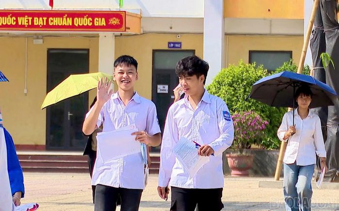 Thí sinh điểm thi Trường THPT Hoàng Quốc Việt (phường Âu Lâu) phấn khởi hoàn thành kỳ thi.