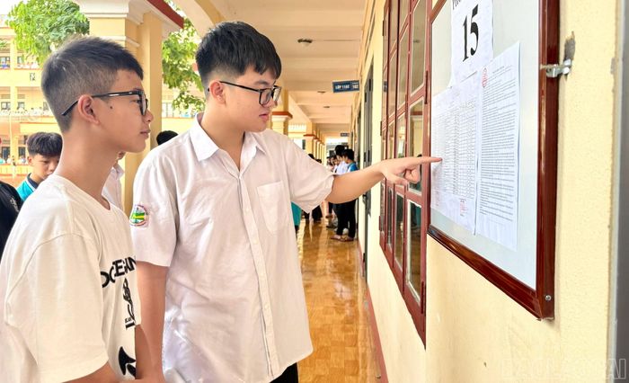 Thí sinh dự thi điểm thi Trường THPT Lê Hồng Phong (phường Lào Cai) kiểm tra lại thông tin cá nhân.