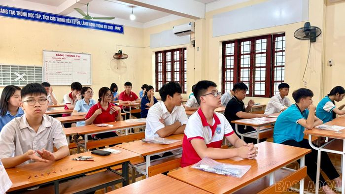Thí sinh làm các thủ tục trước giờ thi.