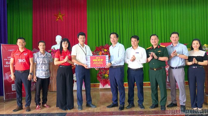 Đồng chí Trưởng Ban Tuyên giáo và Dân vận Tỉnh ủy Dương Đức Huy tặng quà cho thôn Tĩnh Hưng, xã Hưng Khánh.