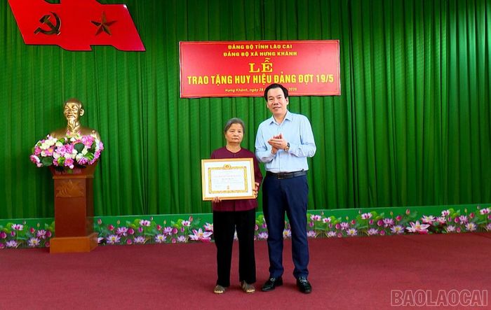 Trưởng Ban Tuyên giáo và Dân vận Tỉnh ủy Dương Đức Huy trao Huy hiệu Đảng cho đảng viên vinh dự nhận Huy hiệu 60 năm tuổi Đảng.