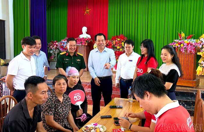 Đồng chí Trưởng Ban Tuyên giáo và Dân vận Tỉnh ủy Dương Đức Huy đến thăm, động viên cán bộ, nhân viên Viettel Lào Cai tổ chức điểm lưu động xác thực chuẩn hóa thông tin cho người dân tại thôn Tĩnh Hưng.