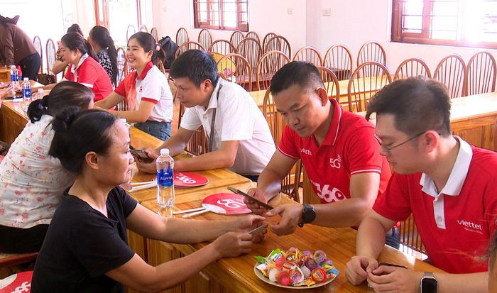 Nhân viên Viettel Lào Cai hỗ trợ người dân thôn Tĩnh Hưng trong việc xác thực và chuẩn hóa thông tin cá nhân.
