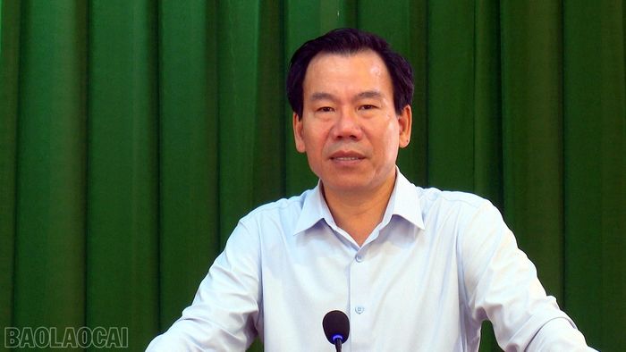 Đồng chí Trưởng Ban Tuyên giáo và Dân vận Tỉnh ủy Dương Đức Huy chúc mừng các đảng viên vinh dự được nhận Huy hiệu Đảng.