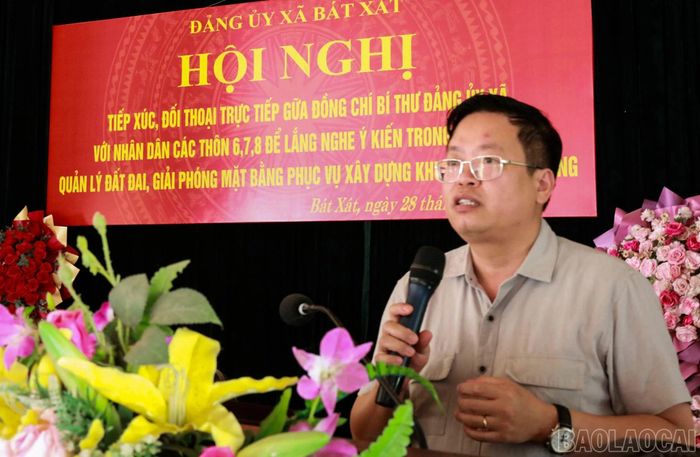 Chủ tịch UBND xã Bát Xát Nguyễn Mạnh Hùng trả lời kiến nghị của cử tri.