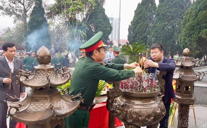 Chính quyền địa phương và các lực lượng thực hiện nghi thức dâng hoa, dâng hương các Anh hùng Liệt sĩ.