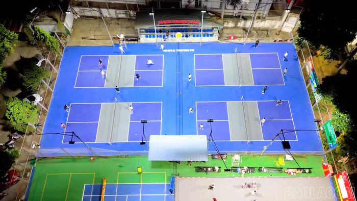 Sân pickleball tại phường Lào Cai vào 21 giờ tối.