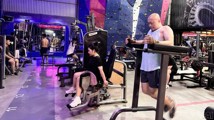 20 giờ tối tại một phòng tập gym trên địa bàn phường Lào Cai, không khí vẫn diễn ra nhộn nhịp.