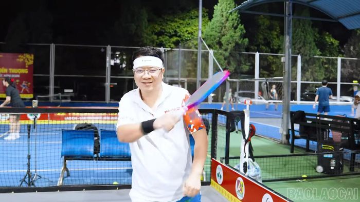 Bộ môn pickleball thu hút đông đảo người chơi tham gia tập luyện vào buổi tối.