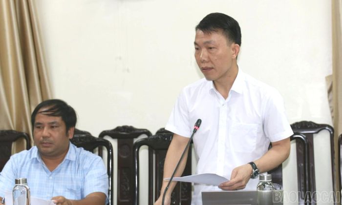 Lãnh đạo các xã báo cáo kết quả triển khai thực hiện các nhiệm vụ tại buổi làm việc.
