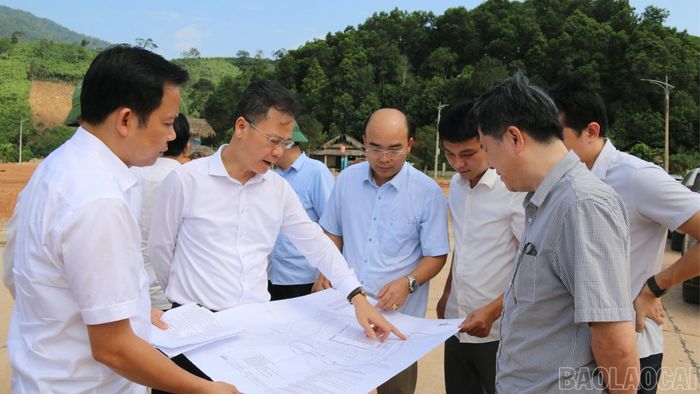 Đồng chí Nguyễn Thành Sinh - Phó Chủ tịch UBND tỉnh kiểm tra quy hoạch Dự án tái định cư tại thôn Khe Bín, xã Lâm Thượng.