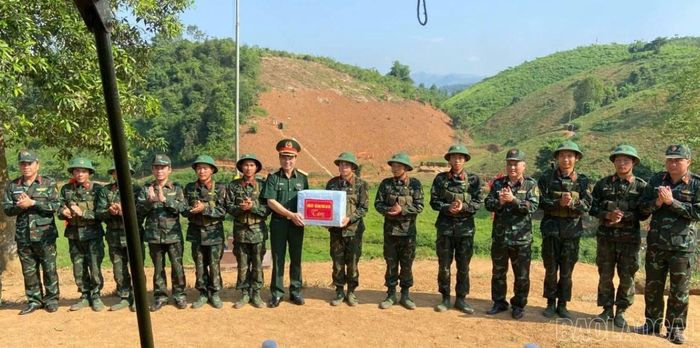 Lãnh đạo Bộ Chỉ huy Quân sự tỉnh Lào Cai động viên các tân binh tham gia kiểm tra "3 tiếng nổ".