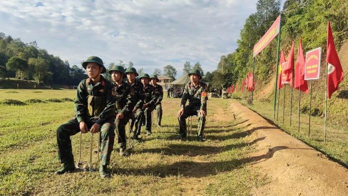 Mặc dù thời tiết nắng nóng, các chiến sĩ vẫn giữ vững tinh thần, hoàn thành tốt nội dung kiểm tra.