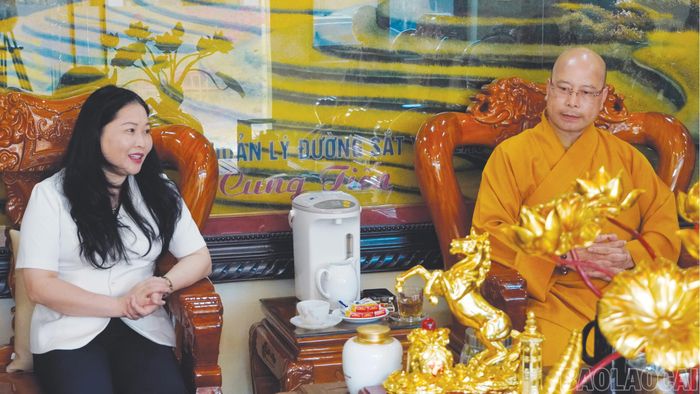 Đồng chí Vũ Thị Hiền Hạnh - Phó Chủ tịch UBND tỉnh gửi lời thăm hỏi, chúc mừng tốt đẹp nhất đến Thượng tọa, Đại đức, các vị chức sắc, cùng tăng ni, phật tử.