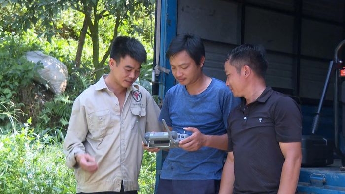 Người dân xã Nghĩa Tâm chia sẻ kinh nghiệm sử dụng flycam.