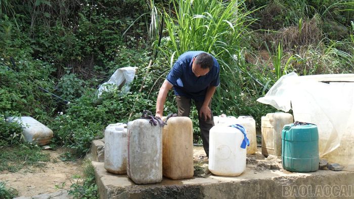 Tại thôn Dìn Chin, người dân thay phiên nhau dùng can nhựa để hứng từng giọt nước, nhằm đáp ứng những nhu cầu sinh hoạt tối thiểu hằng ngày.