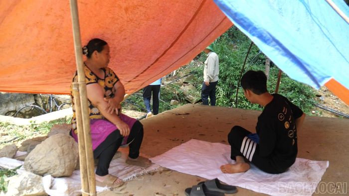 Người dân dựng lán tạm gần bế chứa để "canh" nước