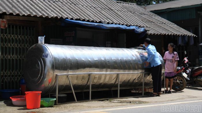 Nhiều hộ dân phải mua nước sinh hoạt với giá 160.000 đồng/m3 và sử dụng chắt chiu, tiết kiệm