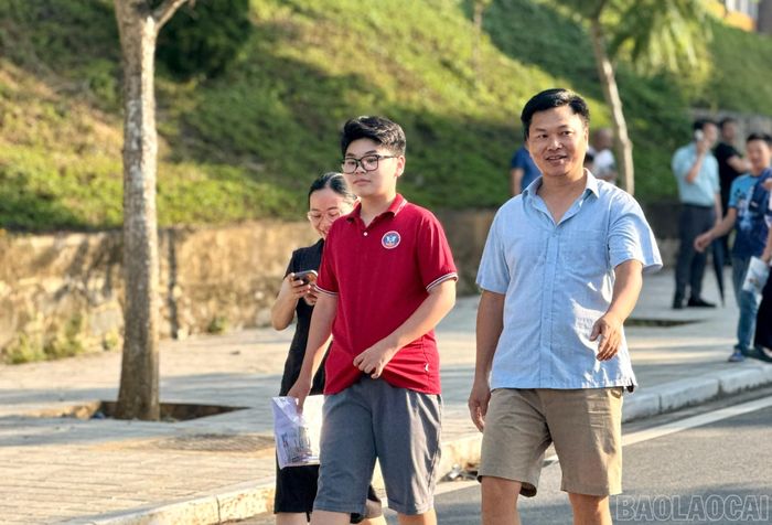 Thí sinh dự thi các môn chuyên phấn khởi sau khi hoàn thành bài thi.