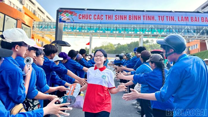Trường THPT Chuyên Lào Cai (phường Cam Đường) sôi nổi hoạt động "Tiếp sức mùa thi".