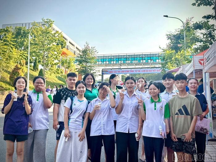 Học sinh lưu lại những khoảnh khắc đáng nhớ sau kỳ thi.