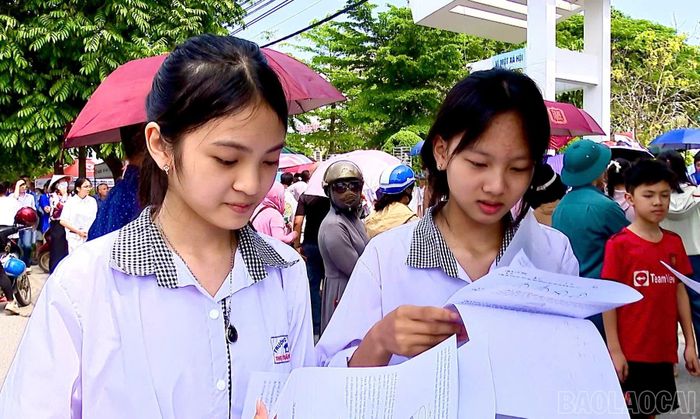 Thí sinh trao đổi bài làm sau giờ thi.
