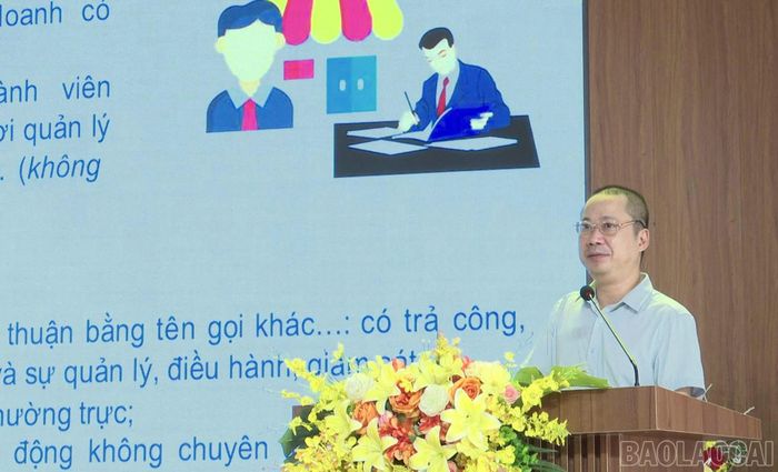 Cán bộ Bảo hiểm xã hội cơ sở Bát Xát tuyên truyền, hướng dẫn chính sách bảo hiểm xã hội, bảo hiểm y tế cho người dân.