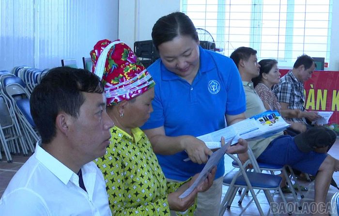 Phát tài liệu tuyên truyền và tư vấn, hướng dẫn người dân tìm hiểu chính sách bảo hiểm xã hội, bảo hiểm y tế.