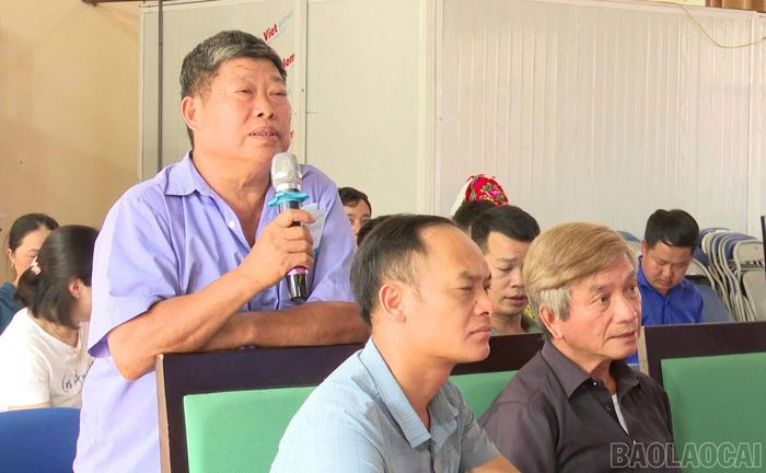 Người dân trao đổi, nêu ý kiến tại hội nghị.