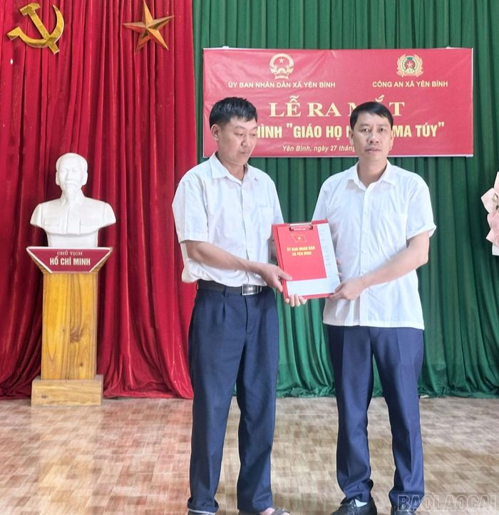 Lãnh đạo xã Yên Bình trao quyết định thành lập mô hình “giáo họ không ma túy”.