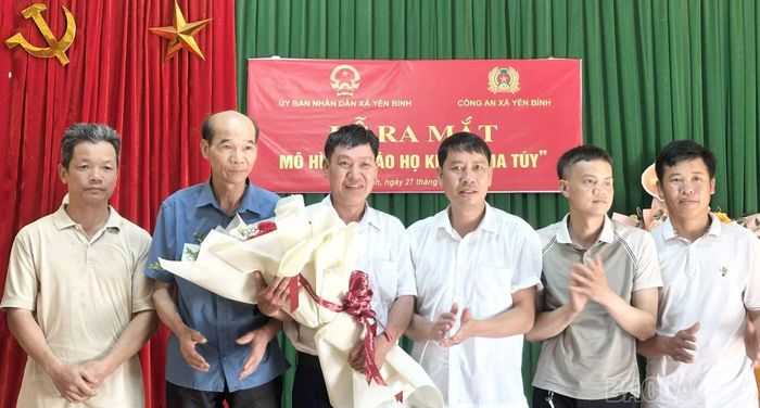 Lãnh đạo xã Yên Bình tặng hoa chúc mừng các thành viên mô hình "giáo họ không ma túy".