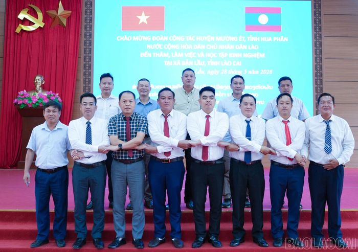 Các đại biểu chụp ảnh lưu niệm.