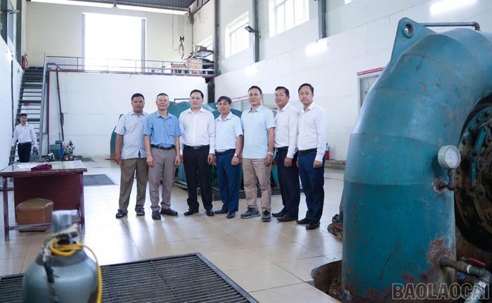 Đoàn công tác huyện Mường Ét, tỉnh Hua Phăn tham quan Nhà máy thủy điện Tà Lạt tại thôn Na Mạ, xã Bản Lầu 2.