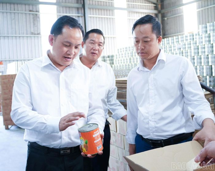 Đoàn công tác huyện Mường Ét, tỉnh Hua Phăn tham quan Nhà máy chế biến hoa quả Á Châu 2.