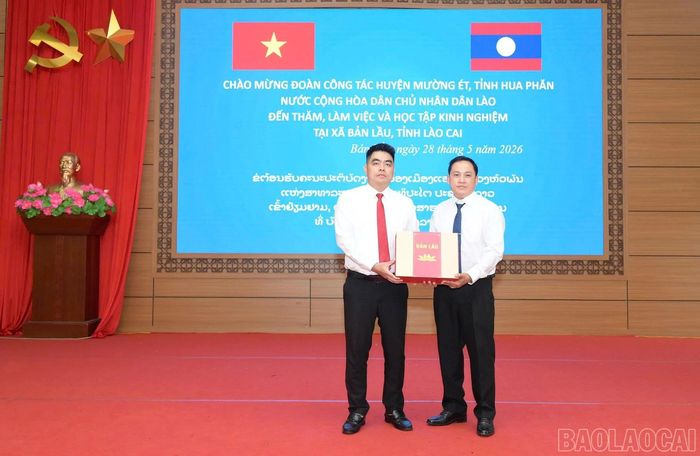 Lãnh đạo hai địa phương tặng quà cho nhau.