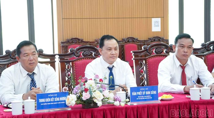 Các đại biểu dự buổi làm việc.