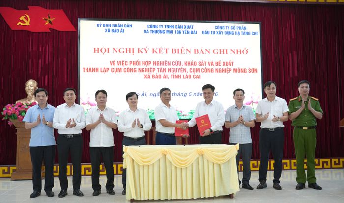 Đại diện UBND xã Bảo Ái cùng Công ty TNHH Sản xuất và Thương mại 186 Yên Bái, Công ty Cổ phần Đầu tư xây dựng hạ tầng CRC ký kết Biên bản ghi nhớ phối hợp nghiên cứu, khảo sát và đề xuất đầu tư xây dựng hạ tầng các cụm công nghiệp trên địa bàn.